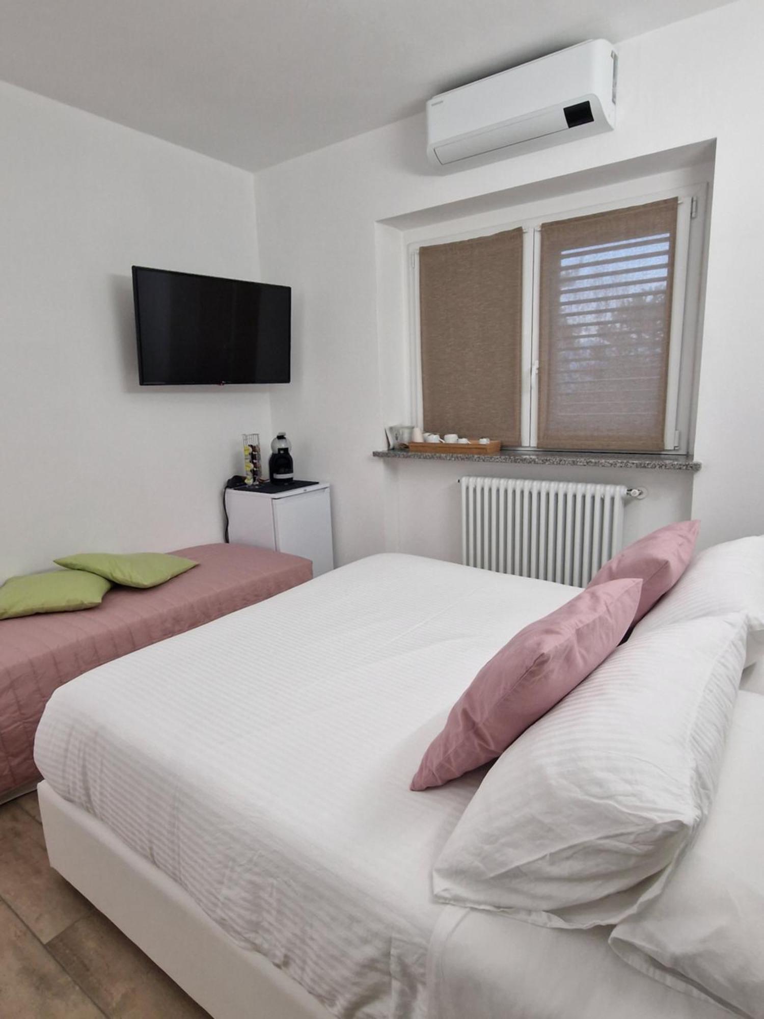 La Tana Dei Corgi Bed and Breakfast Moncrivello Δωμάτιο φωτογραφία